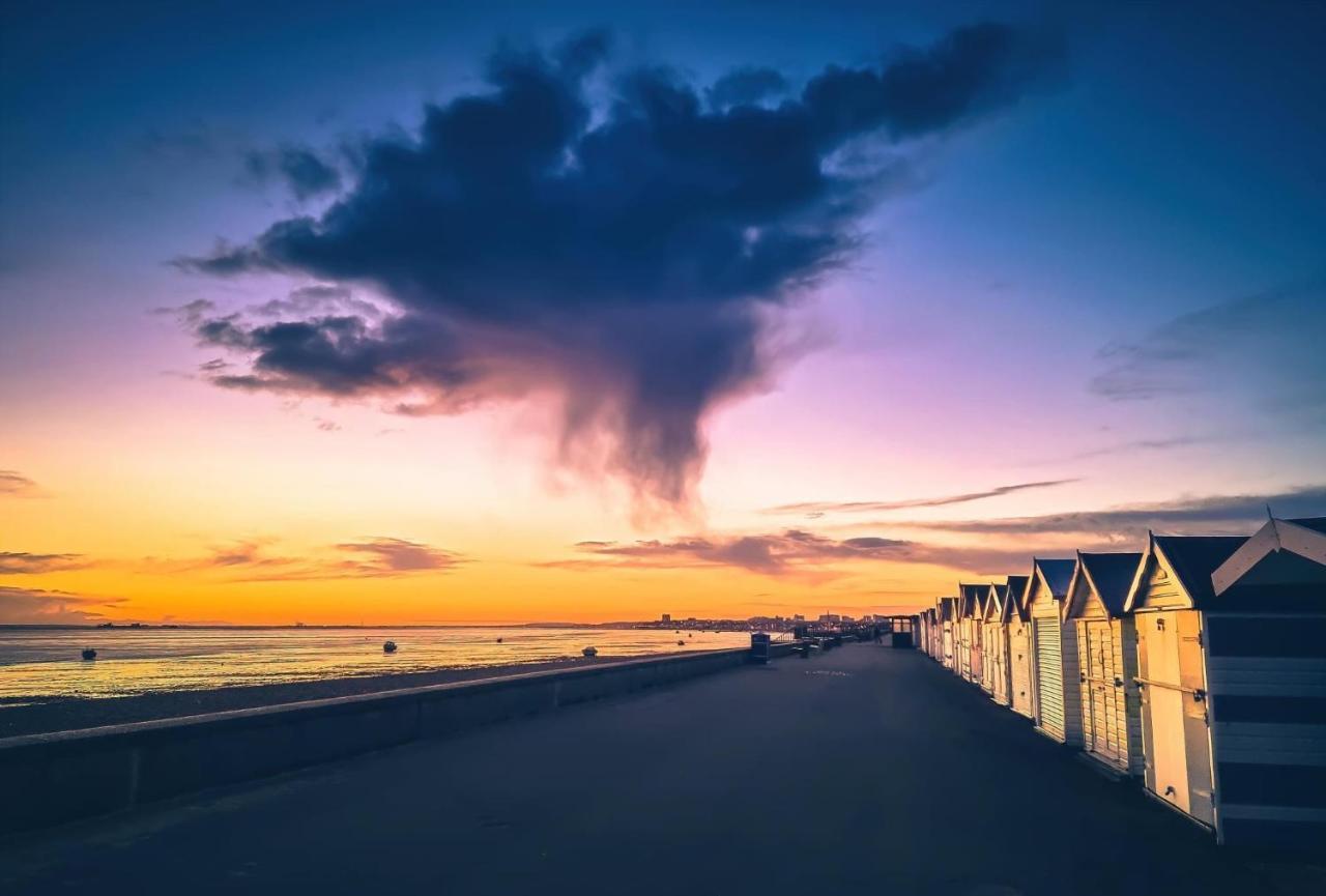 Seafront Suites - Close To Beach, Train Station & Southend Airport เซาเทนด์ ออน ซี ภายนอก รูปภาพ